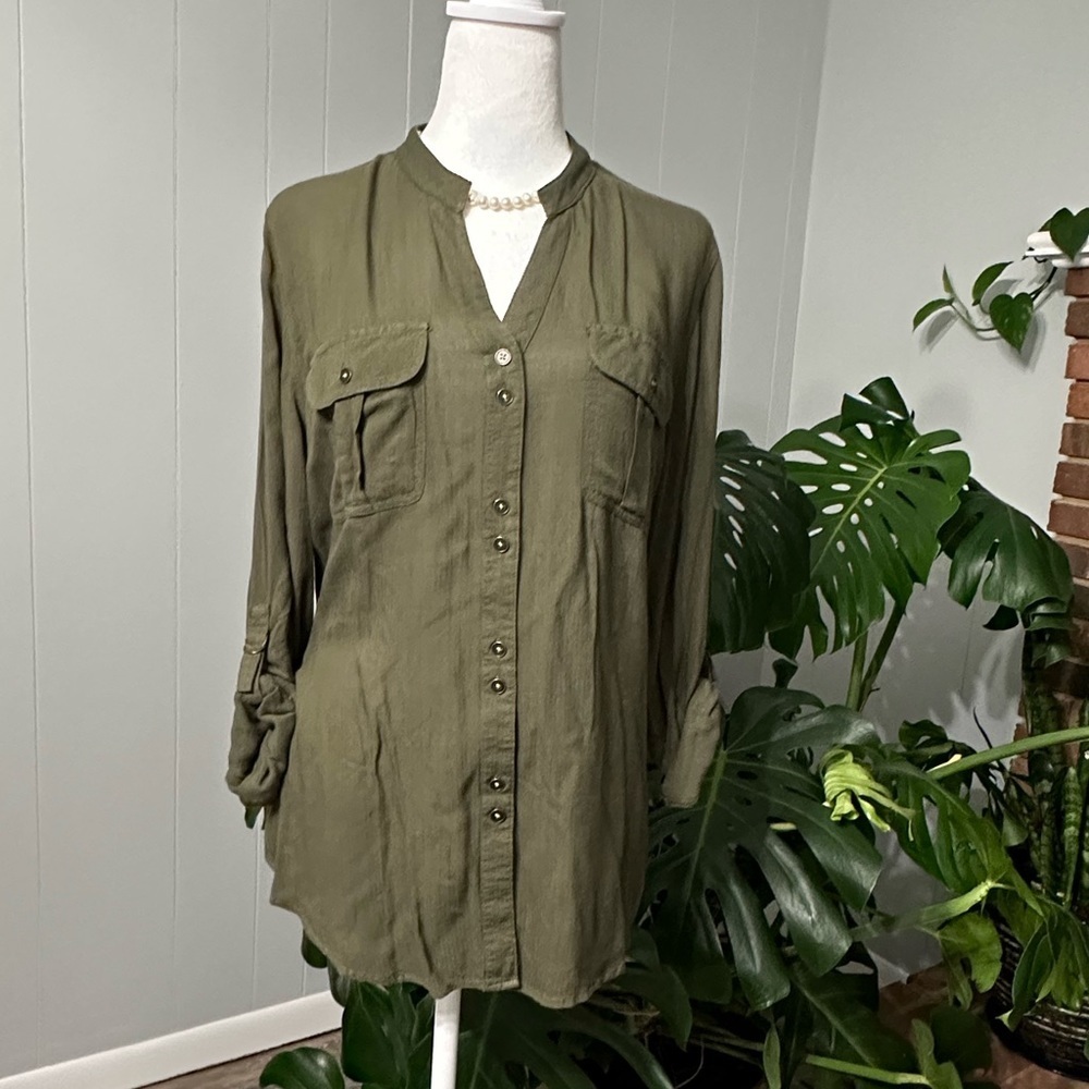 🛍️ Cato Olive green roll up sleeve button down shirt excellent condition.